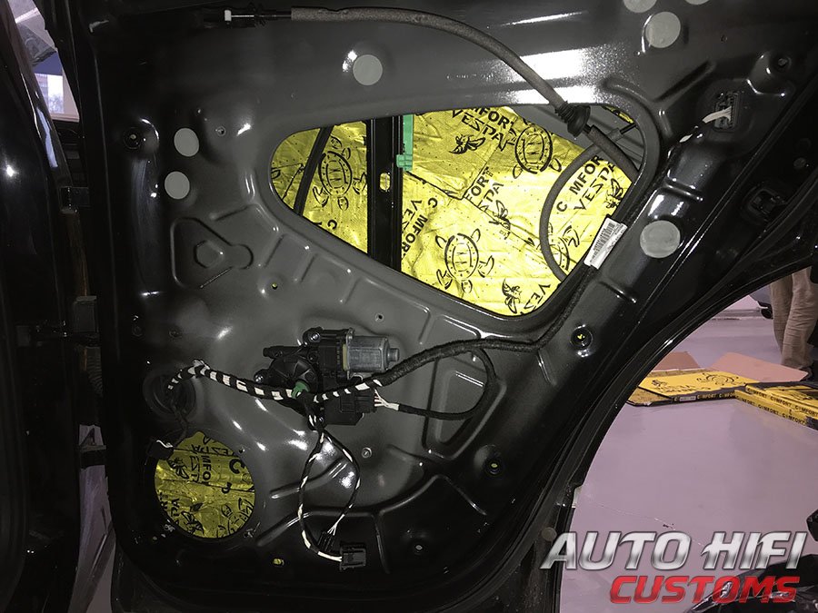 Установка шумоизоляции Comfort Mat Vespa в Volkswagen Tiguan II