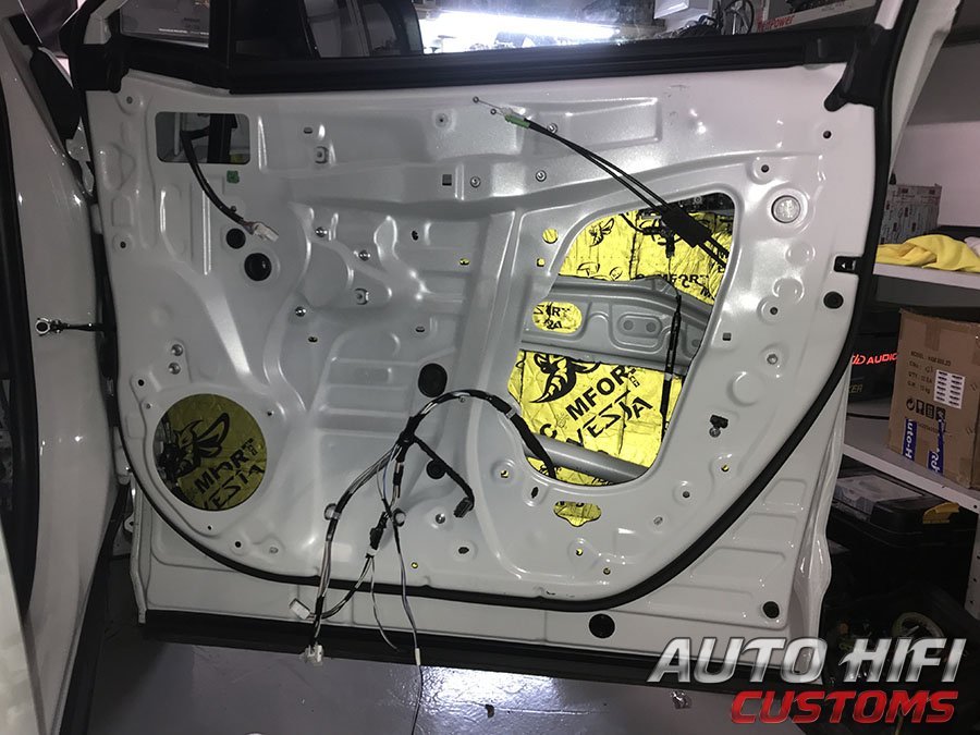 Установка шумоизоляции Comfort Mat Vespa в Toyota RAV4.5