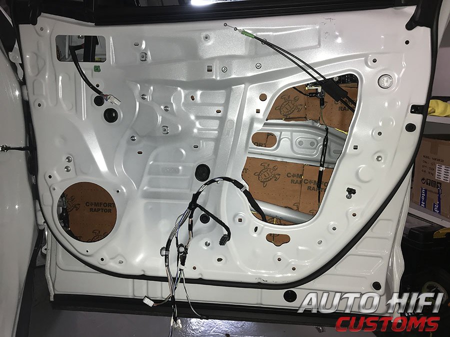 Установка шумоизоляции Comfort Mat Vespa в Toyota RAV4.5