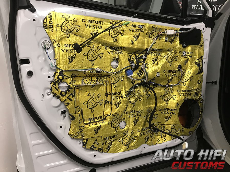 Установка шумоизоляции Comfort Mat Vespa в Toyota