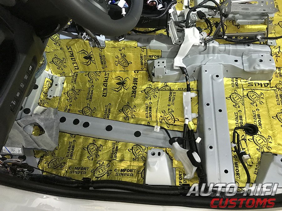 Установка шумоизоляции Comfort Mat Spider в Toyota