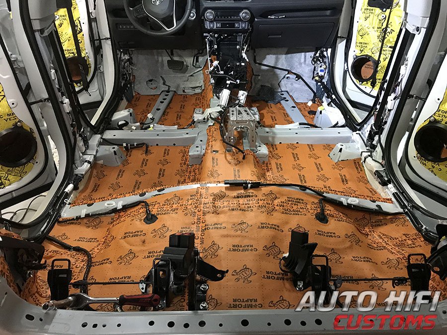 Установка шумоизоляции Comfort Mat Spider в Toyota
