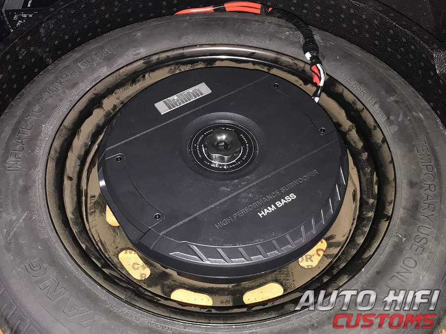 Установка сабвуфера Hellion HAM BASS 15 в Haval F7X