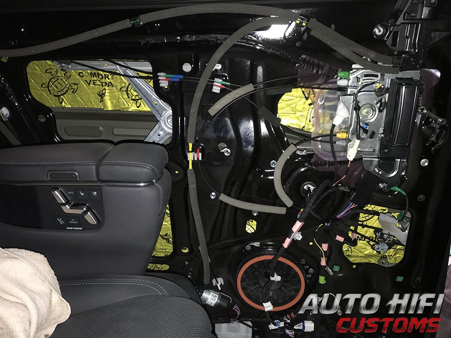 Установка шумоизоляции Comfort Mat Vespa в Toyota Alphard IV