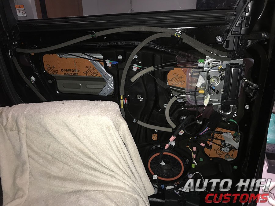 Установка шумоизоляции Comfort Mat Vespa в Toyota Alphard IV