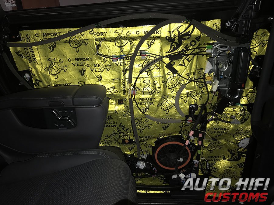 Установка шумоизоляции Comfort Mat Vespa в Toyota