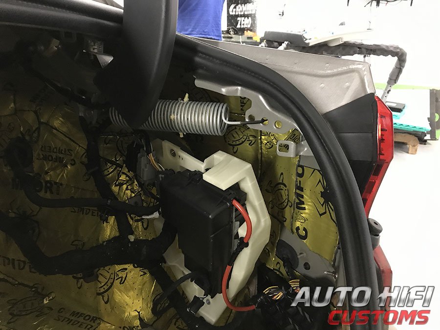 Установка шумоизоляции Comfort Mat Spider в Volvo