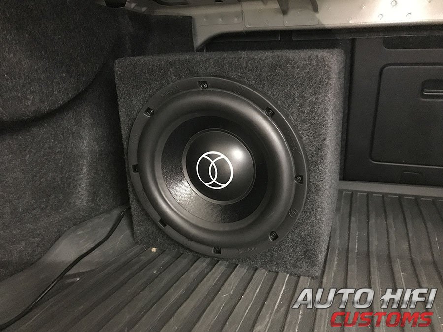 Установка сабвуфера Xcelsus audio XAS10 в Volvo S60 III