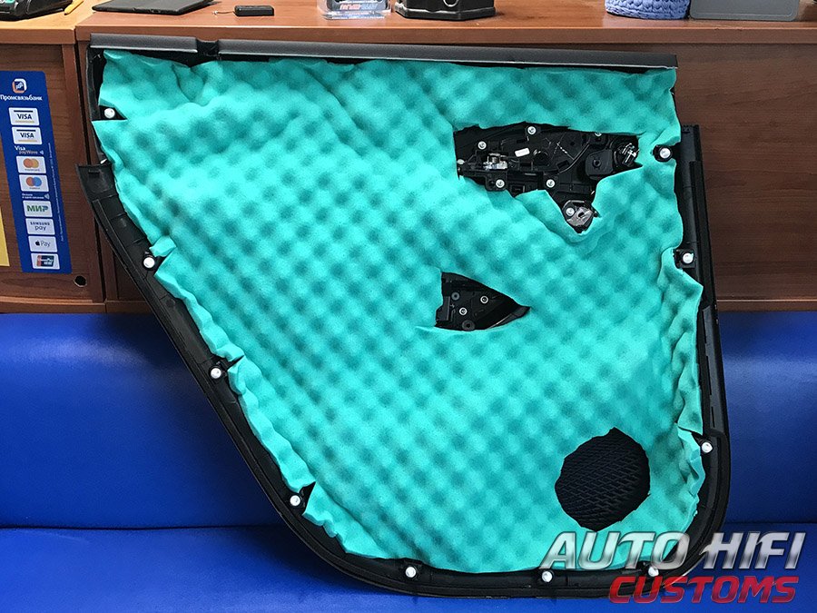 Установка шумоизоляции Comfort Mat Vespa в Geely