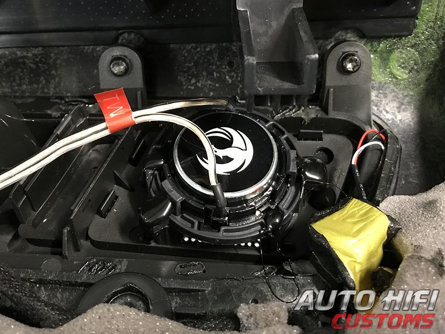 Установка акустики Phoenix Gold ZDSW7CS в Volkswagen Touareg II NF