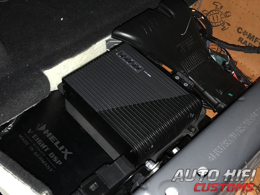 Установка усилителя Eton Mini 300.2 в Geely Monjaro