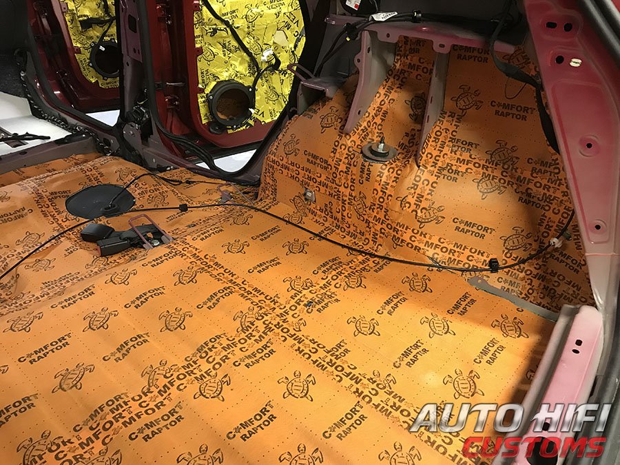 Установка шумоизоляции Comfort Mat Raptor в Renault Kaptur