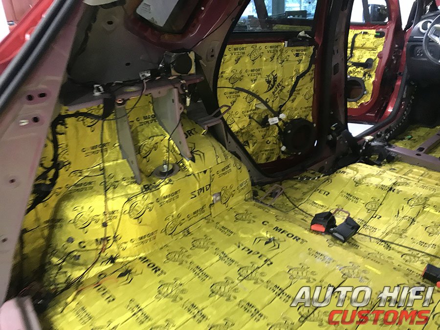 Установка шумоизоляции Comfort Mat Raptor в Renault