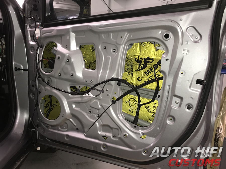 Установка шумоизоляции Comfort Mat Vespa в Belgee X50