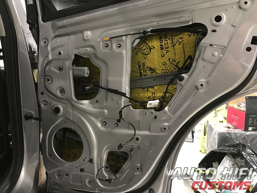 Установка шумоизоляции Comfort Mat Vespa в Belgee X50