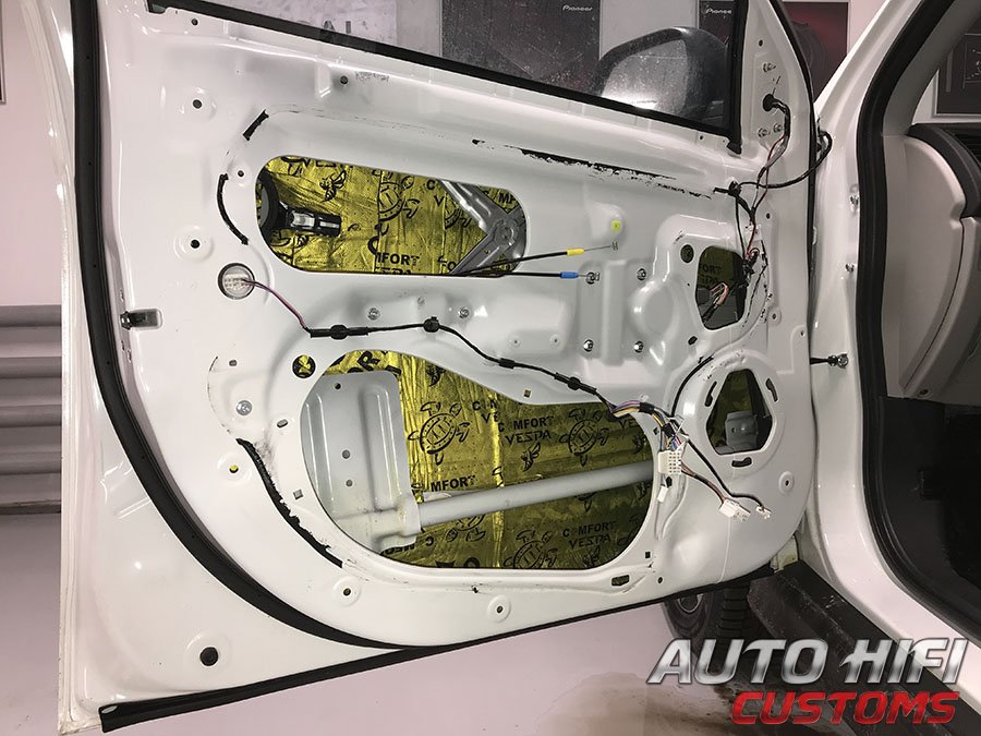 Установка шумоизоляции Comfort Mat Vespa в Mitsubishi ASX