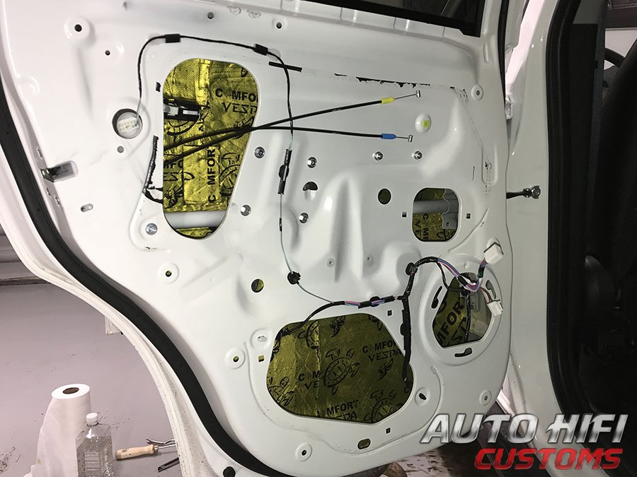 Установка шумоизоляции Comfort Mat Vespa в Mitsubishi ASX