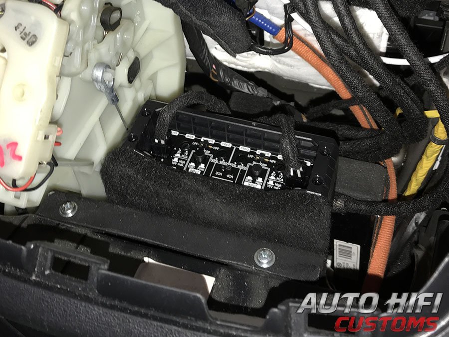 Установка усилителя Helix AMPLIFY 204 X-OVER в Hyundai Grand Starex Urban