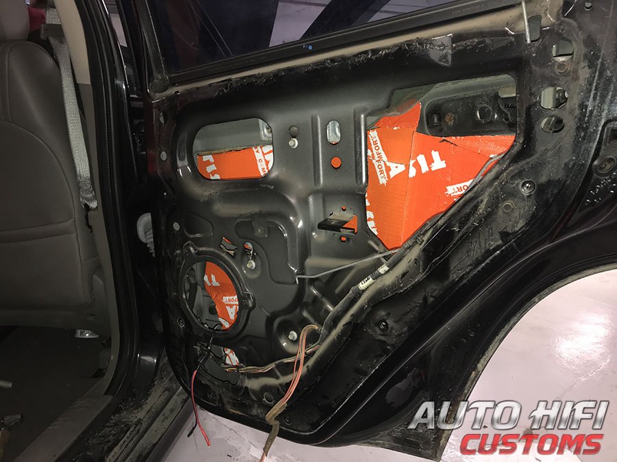 Установка шумоизоляции Comfort Mat Bronze 2 в Jeep Grand Cherokee (WK)