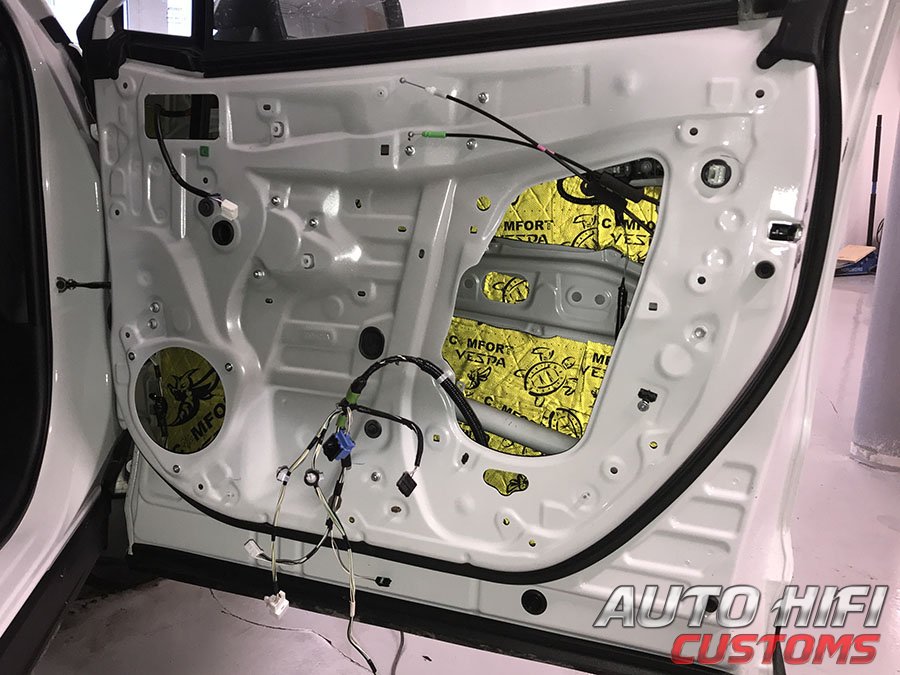 Установка шумоизоляции Comfort Mat Vespa в Toyota RAV4.5
