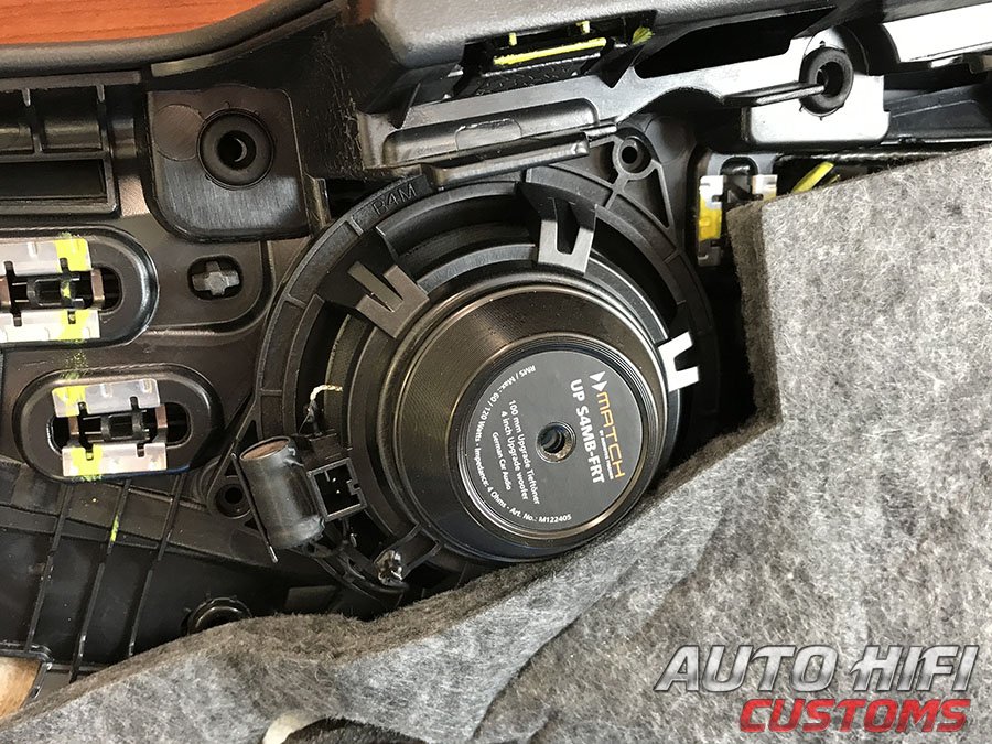 Установка акустики Match UP C42MB-FRT в Mercedes C class (W205)