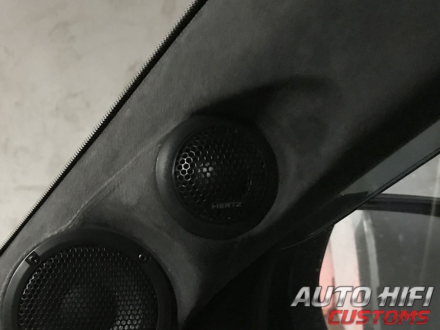 Установка акустики Hertz MP 28.3 Pro в Geely Monjaro