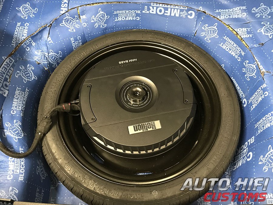 Установка сабвуфера Hellion HAM BASS 15 в Skoda Octavia (A7)