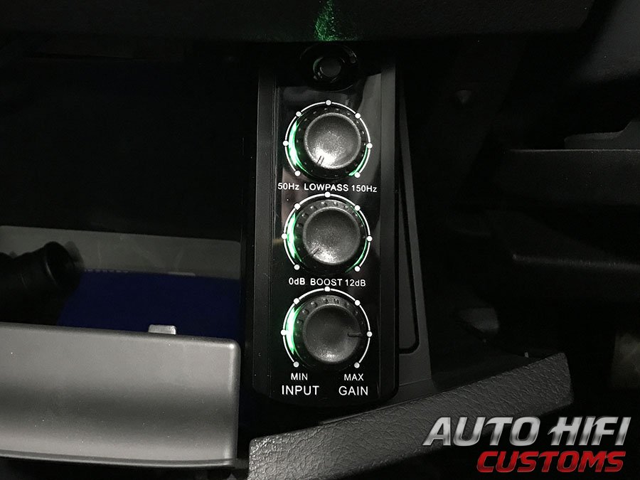Установка сабвуфера Hellion HAM BASS 15 в Skoda Octavia (A7)