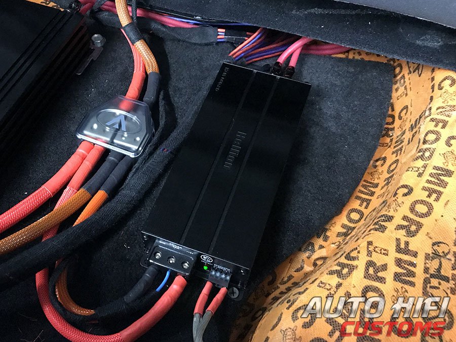 Установка усилителя Hellion HAM 800.2D в Volkswagen Touran L