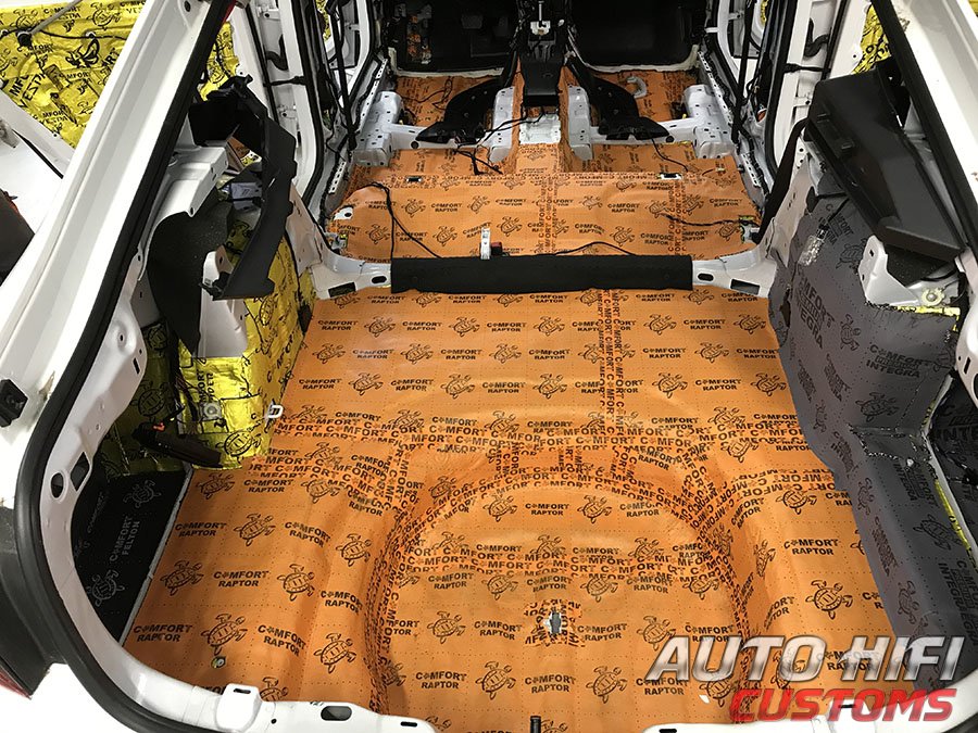 Установка шумоизоляции Comfort Mat Raptor в Skoda Superb III (B8)