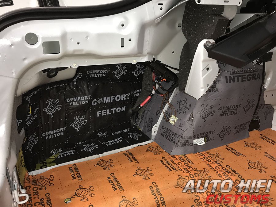 Установка шумоизоляции Comfort Mat Raptor в Skoda Superb III (B8)
