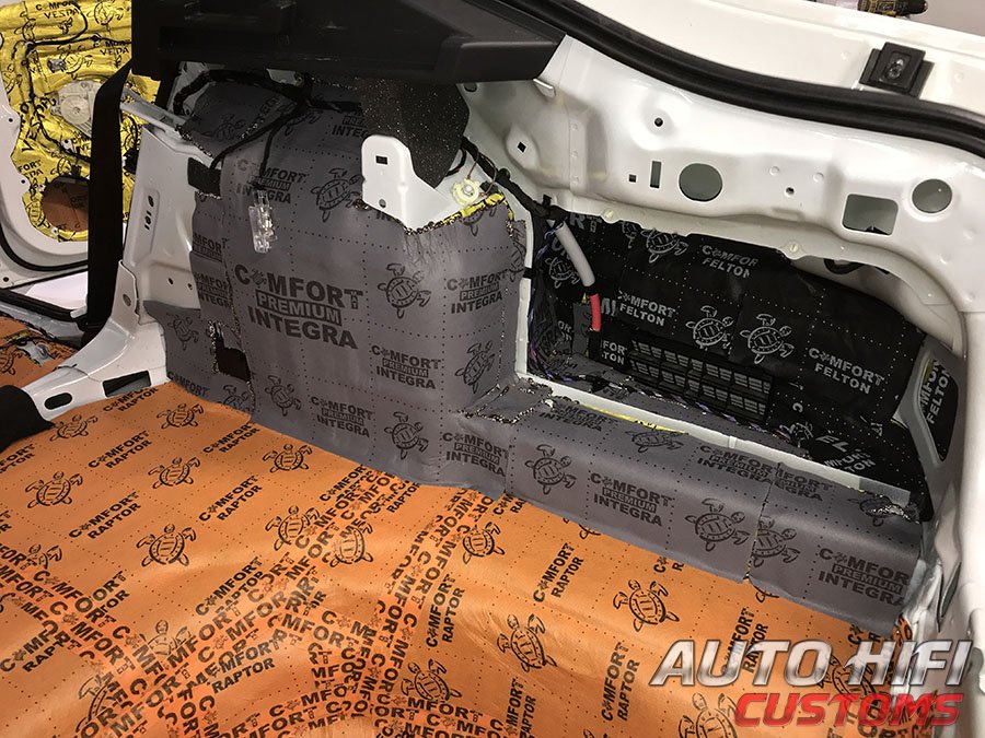 Установка шумоизоляции Comfort Mat Raptor в Skoda