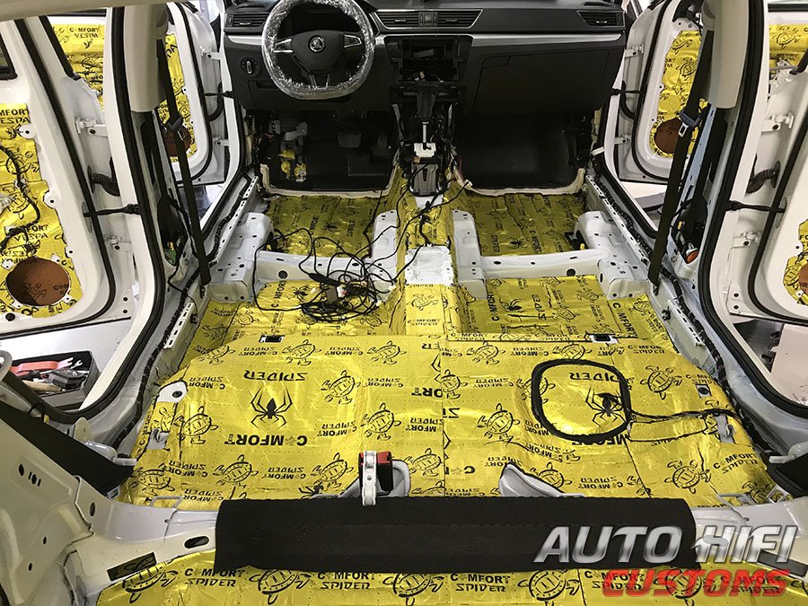 Установка шумоизоляции Comfort Mat Raptor в Skoda