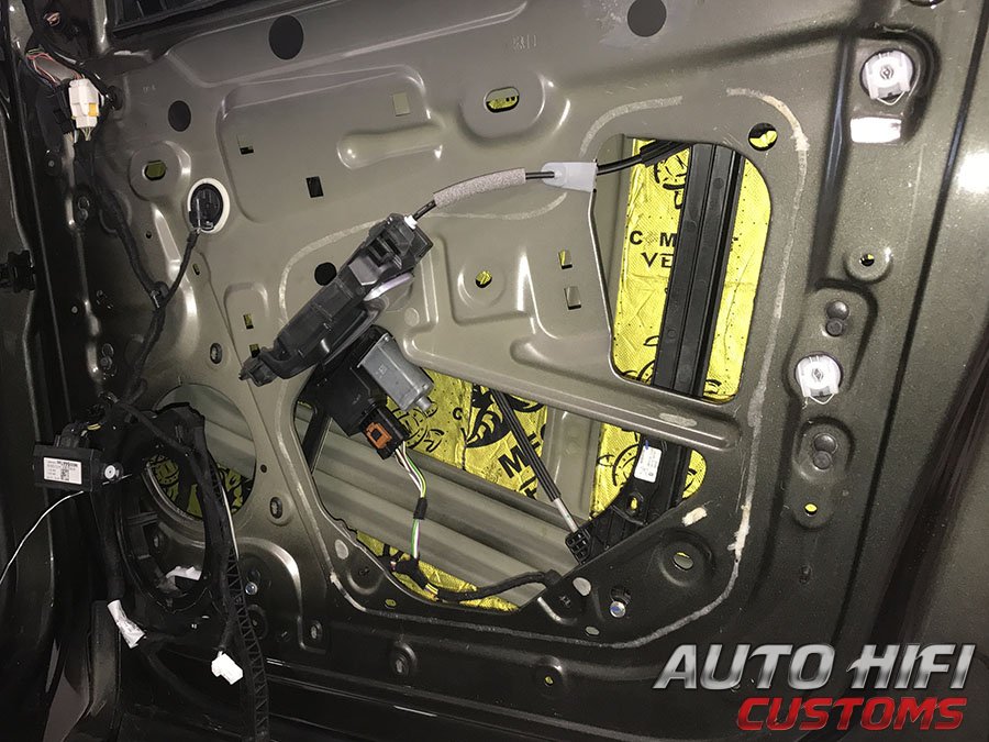 Установка шумоизоляции Comfort Mat Vespa в Peugeot 3008