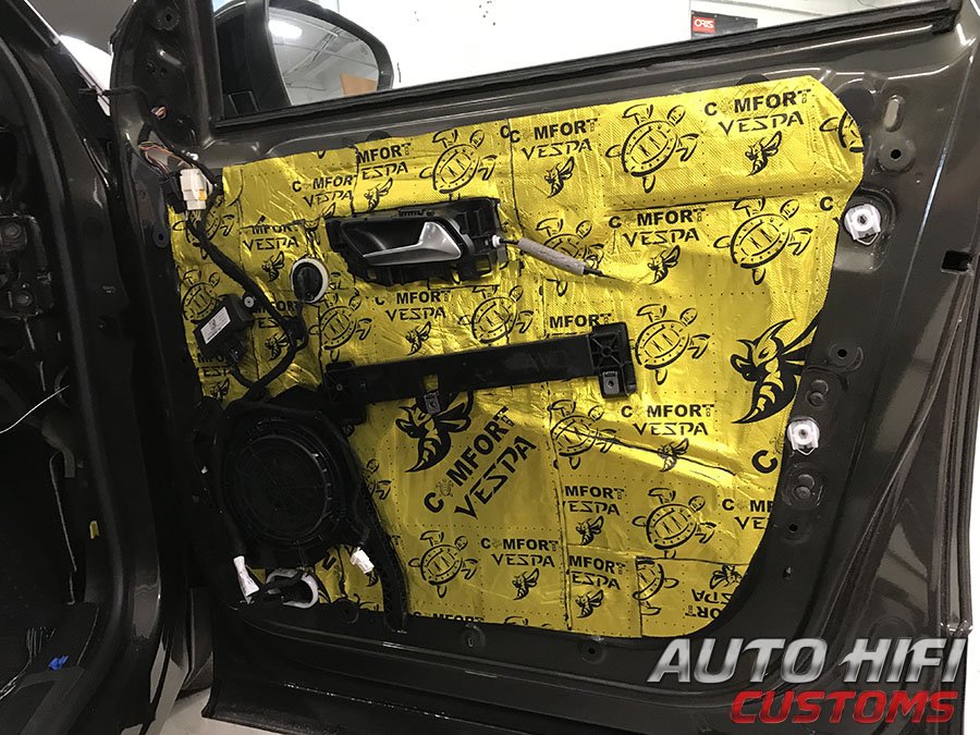 Установка шумоизоляции Comfort Mat Vespa в Peugeot 3008