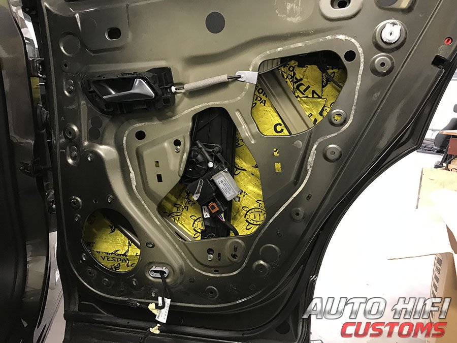 Установка шумоизоляции Comfort Mat Vespa в Peugeot 3008