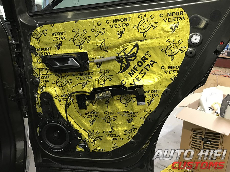 Установка шумоизоляции Comfort Mat Vespa в Peugeot 3008