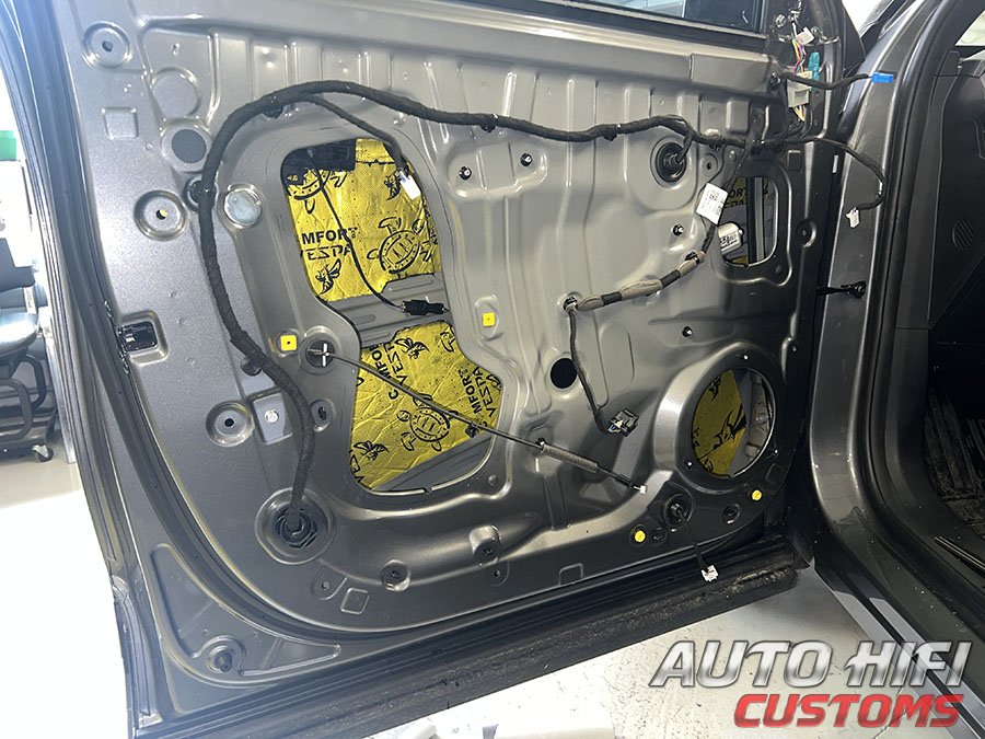 Установка шумоизоляции Comfort Mat Vespa в Geely Cityray
