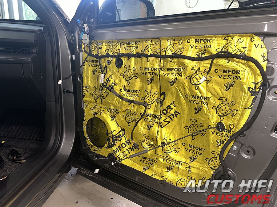 Установка шумоизоляции Comfort Mat Vespa в Geely Cityray