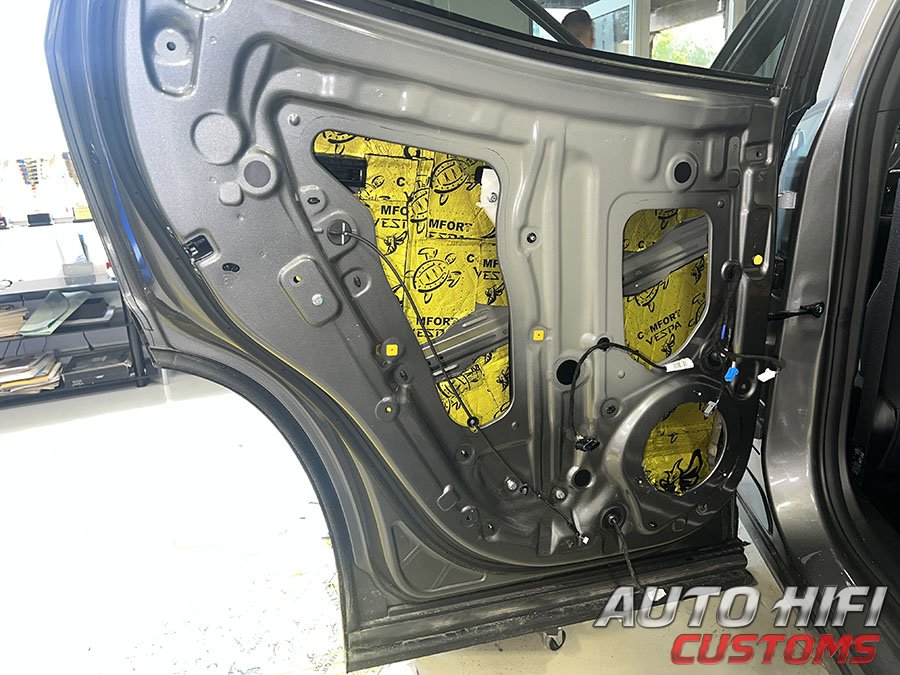 Установка шумоизоляции Comfort Mat Vespa в Geely Cityray