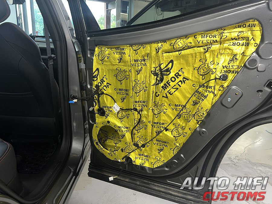 Установка шумоизоляции Comfort Mat Vespa в Geely Cityray