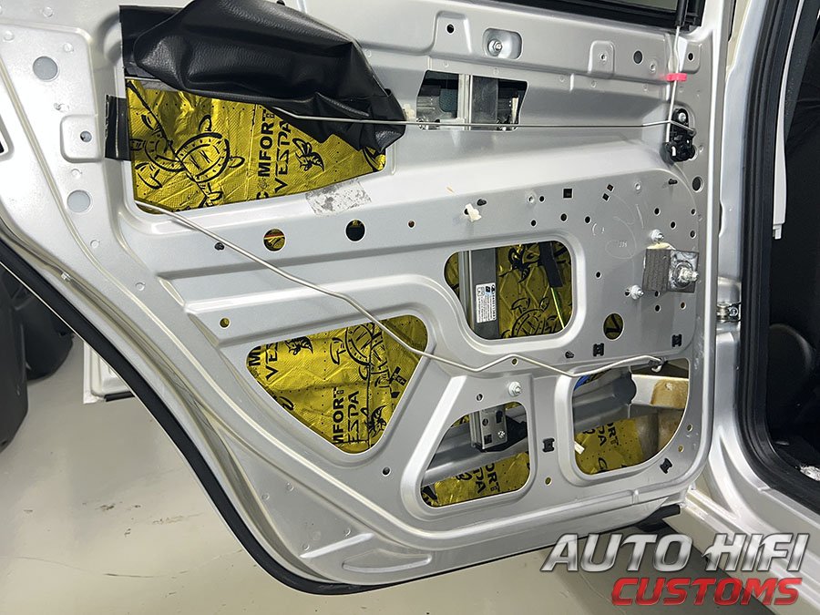 Установка шумоизоляции Comfort Mat Vespa в Lada Granta