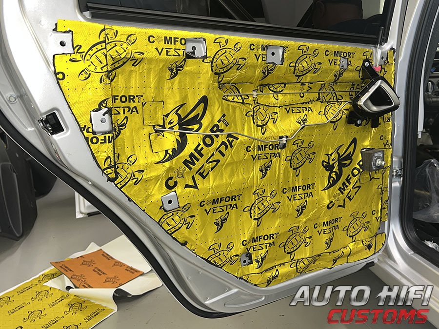 Установка шумоизоляции Comfort Mat Vespa в Lada Granta