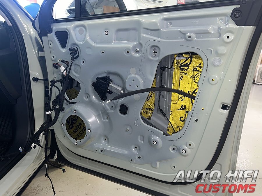 Установка шумоизоляции Comfort Mat Vespa в Hongqi HS3