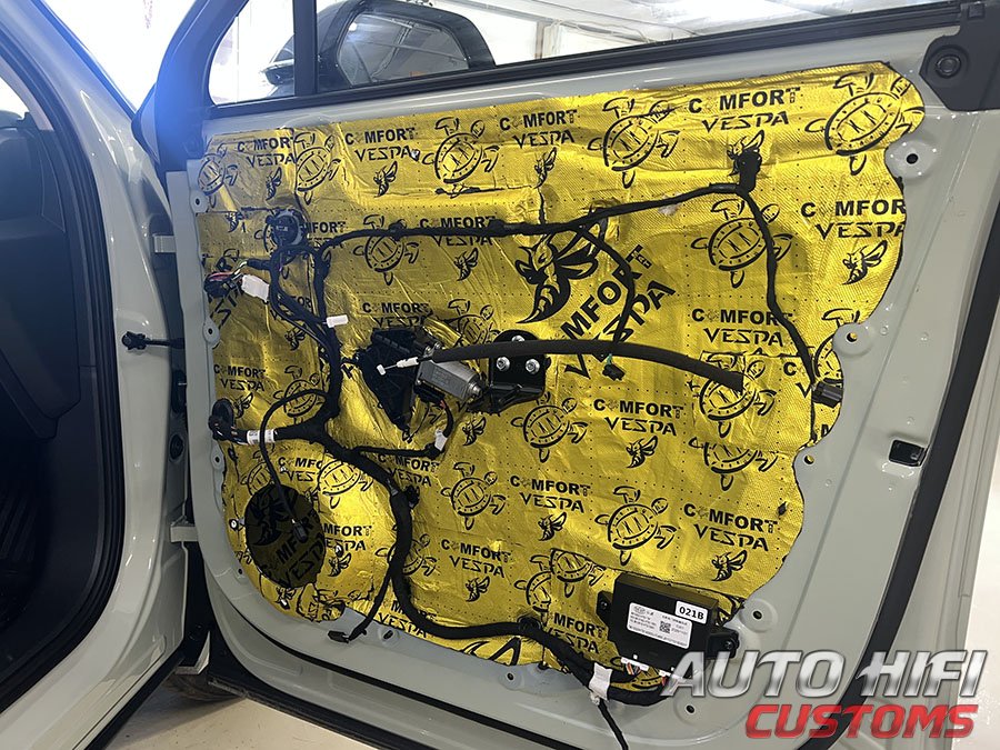 Установка шумоизоляции Comfort Mat Vespa в Hongqi HS3