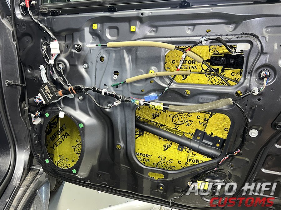 Установка шумоизоляции Comfort Mat Vespa в Toyota Land Cruiser 200