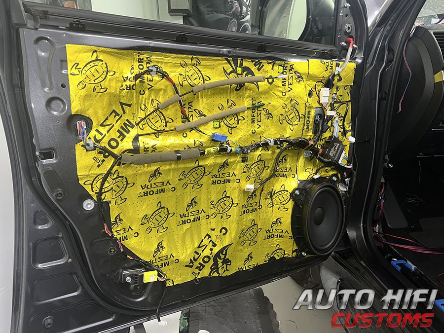 Установка шумоизоляции Comfort Mat Vespa в Toyota Land Cruiser 200
