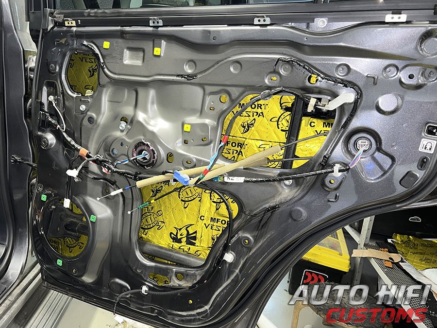 Установка шумоизоляции Comfort Mat Vespa в Toyota Land Cruiser 200