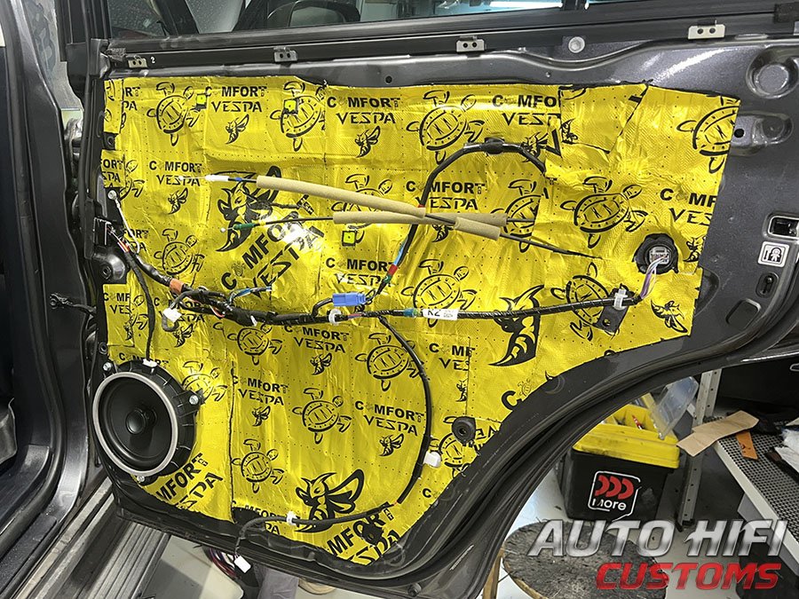 Установка шумоизоляции Comfort Mat Vespa в Toyota Land Cruiser 200