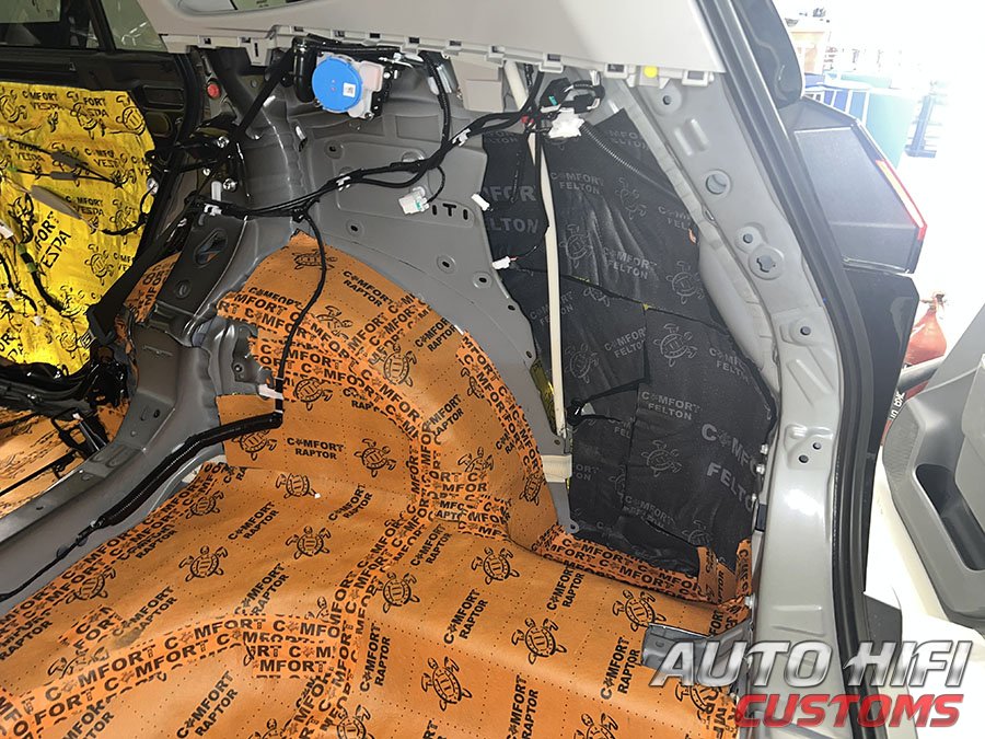 Установка шумоизоляции Comfort Mat Spider в Toyota